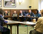 7月4日下午在英國國會大廈內，丹尼爾．賽克納議員（Daniel Zeichner MP）主持以中共強摘法輪功學員器官為主題的研討會。（羅元／大紀元）